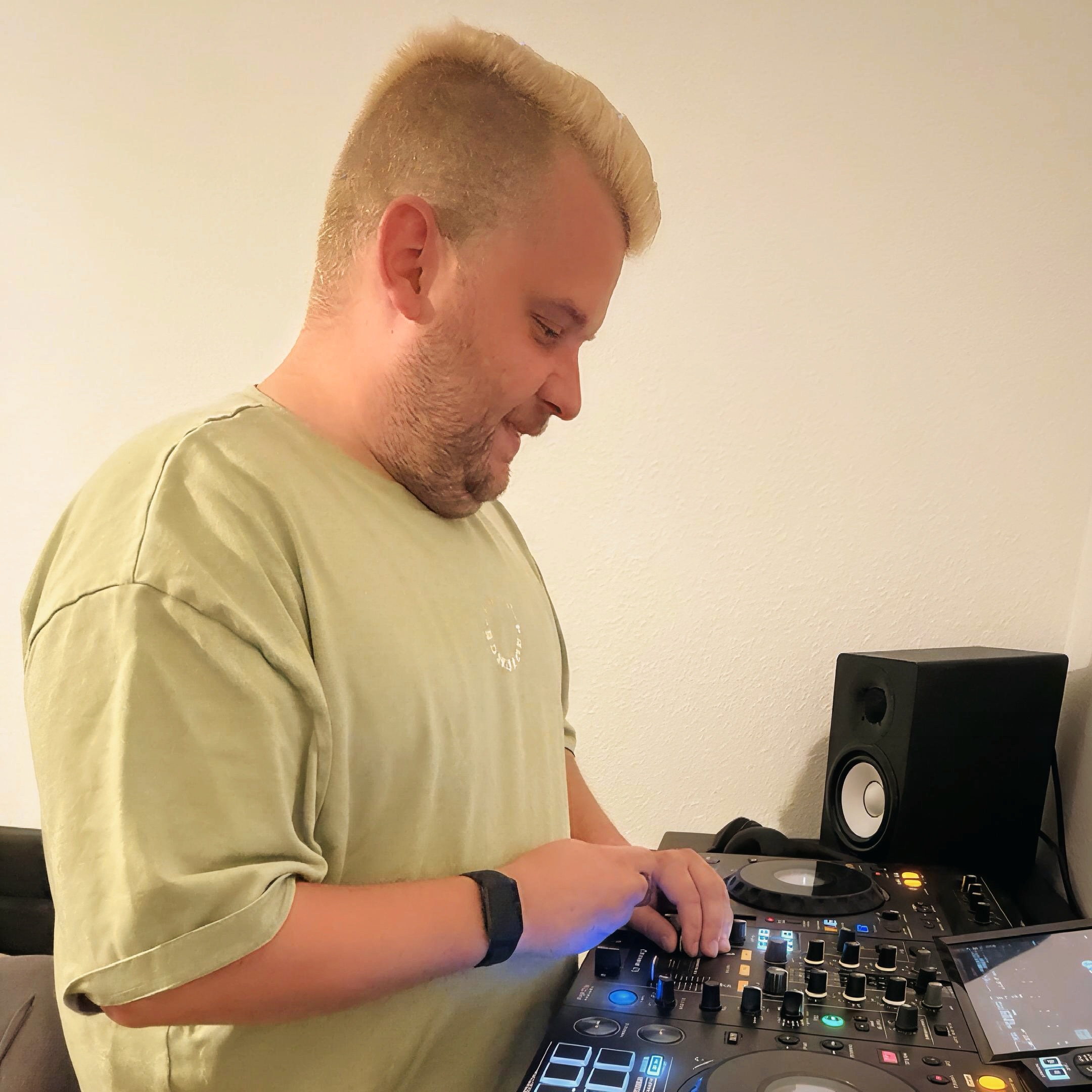 Maximilian Mayer beim Auflegen an seinem DJ-Controller